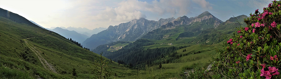 Panoramica dal sent. 116 in salita al Passo di Lemma sulla conca di San Simone